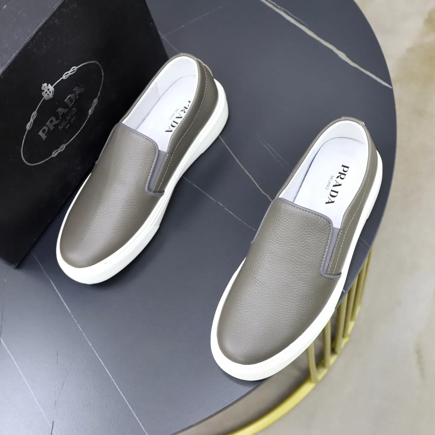 Ex-factory price: 420💰🙅‍♂️🙅‍♂️🙅‍♂️ Brand: PRADA Standard code: 38–44 (45 can be customized) Grade: Same as the official website Material: Original cowhide fabric Comfortable pigskin lining Lightweight wear-resistant outsole Style category: Men's fashionable casual shoes and boots Running sports shoes Distinguished luxury brand elements Top luxury Color: actual picture color